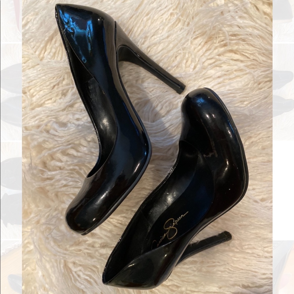 Black Pumps
